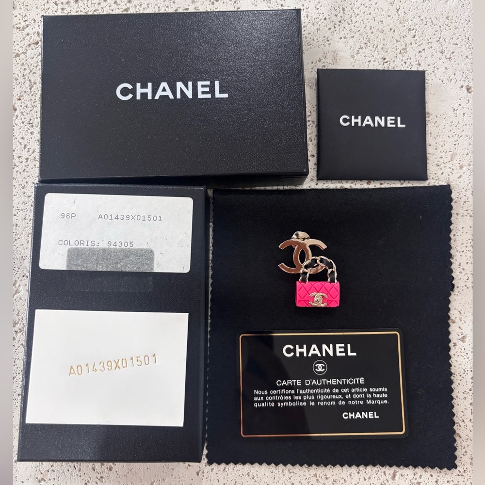 Authentic NEW CHANEL CC pink bag brooch pin RARE